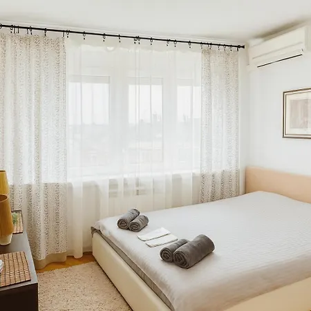 Art Cara Urosa شقة